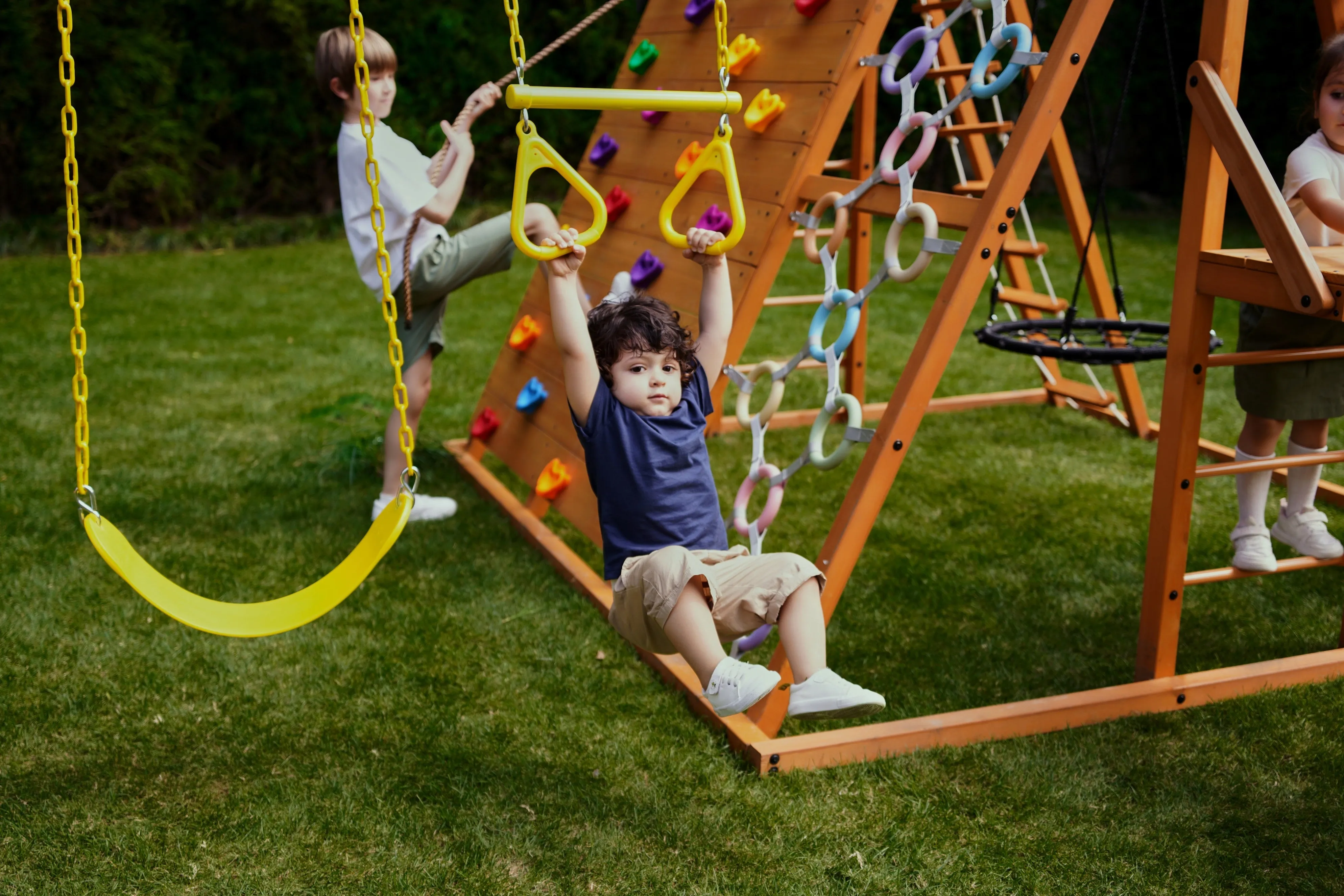 Avenlur Sycamore - Backyard Ultimate Climbing Set with 2 Swings And Trapeze Bar