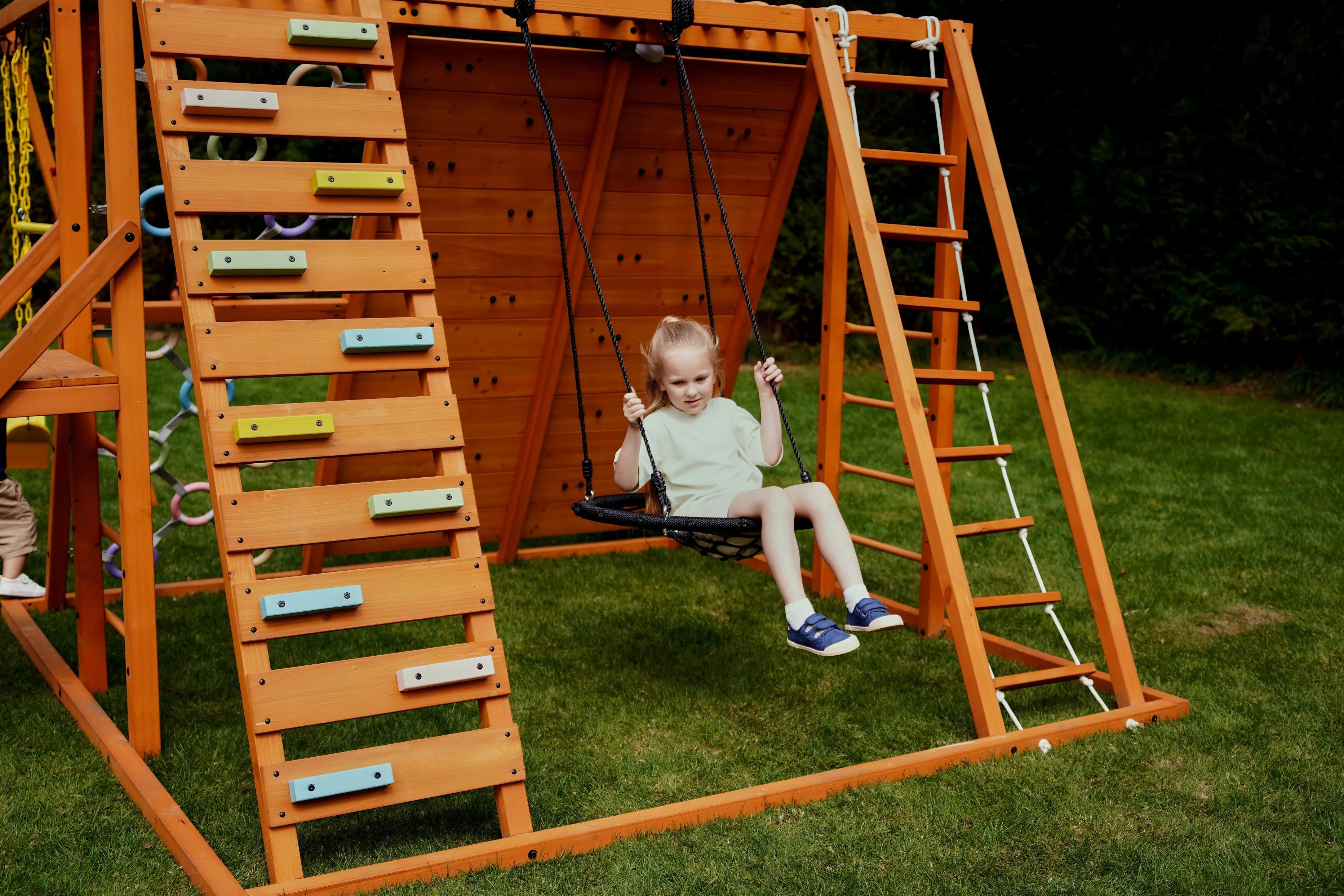 Avenlur Sycamore - Backyard Ultimate Climbing Set with 2 Swings And Trapeze Bar