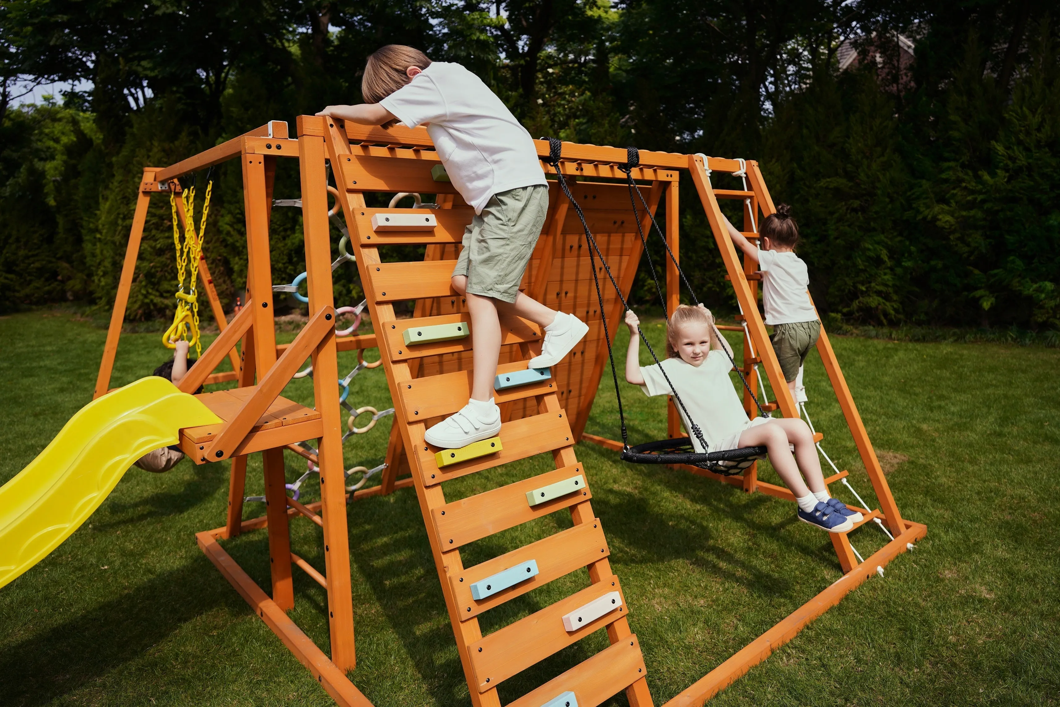 Avenlur Sycamore - Backyard Ultimate Climbing Set with 2 Swings And Trapeze Bar