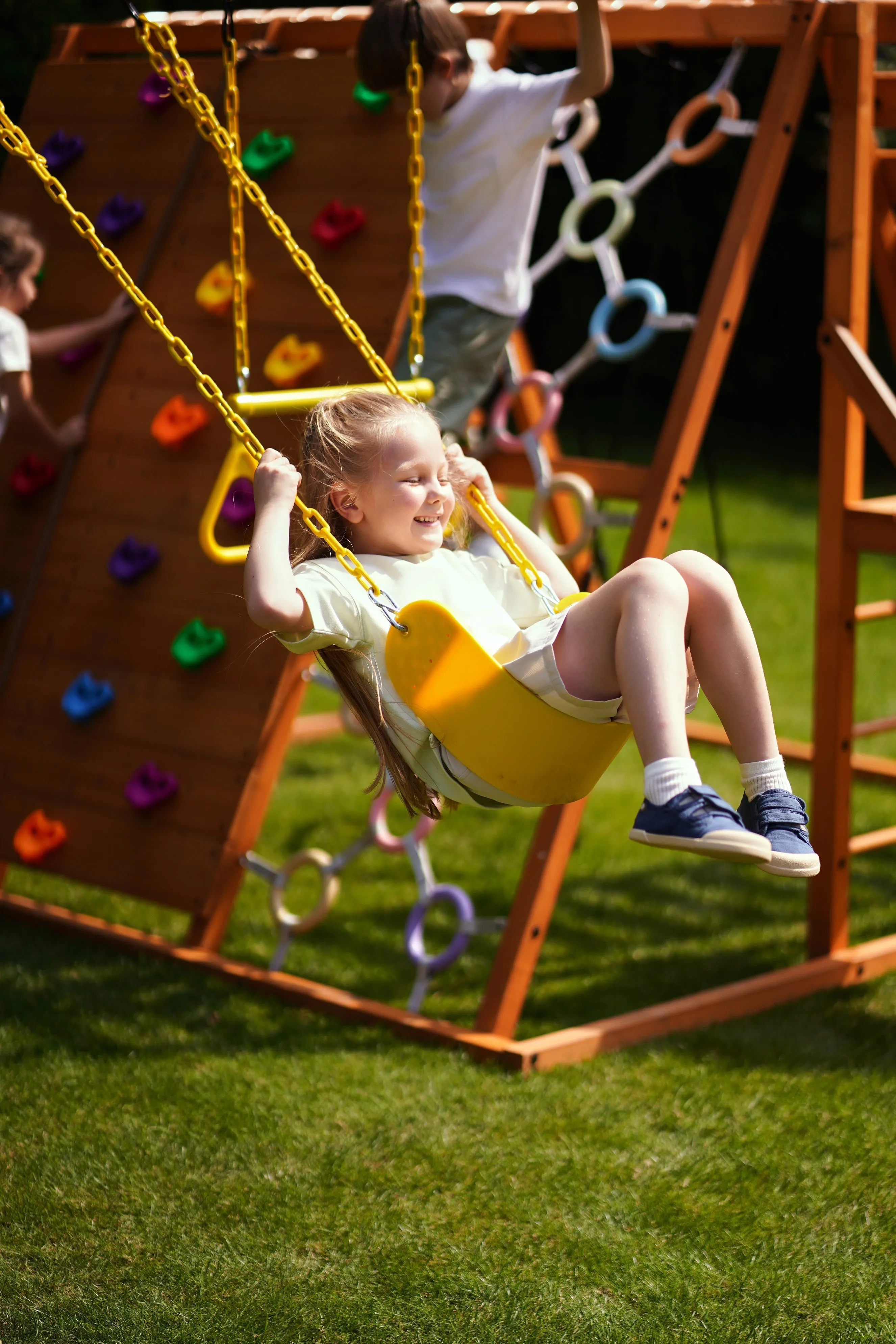 Avenlur Sycamore - Backyard Ultimate Climbing Set with 2 Swings And Trapeze Bar